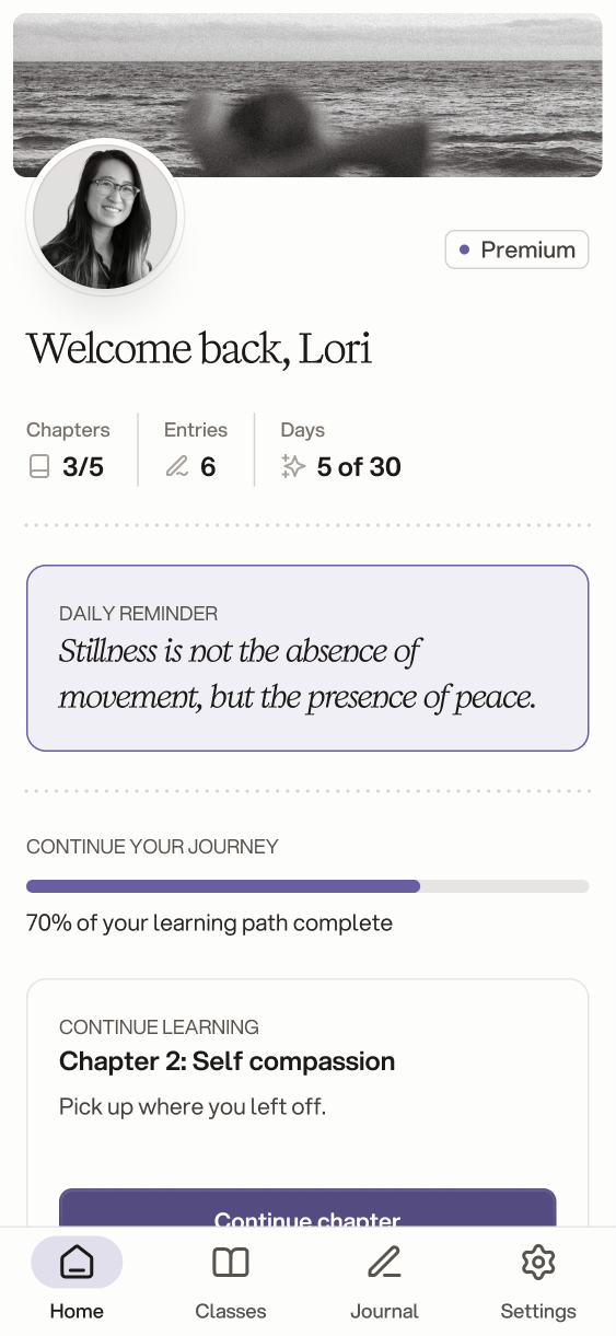 Home screen welcoming the user back, with chapters, entries and day counters, a daily reminder and progress through the learning path